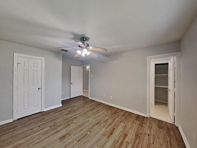 Building Photo - Coming Soon! 4BR/3BA | Newly Renovated Single Family Home | Fenced  yard | In Grand Prairie!