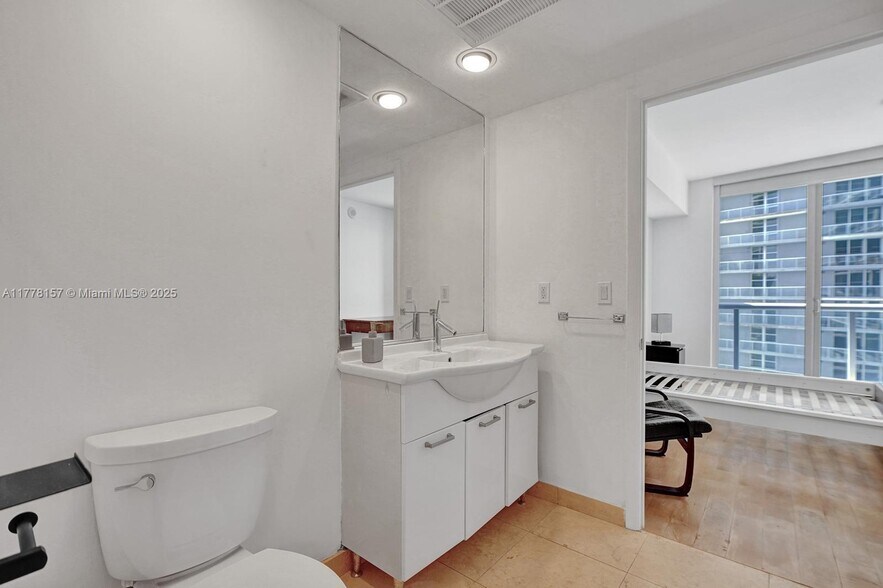 Building Photo - 475 Brickell Ave