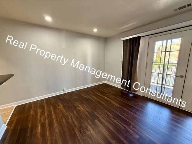 Building Photo - 2 Bed 2 Bath West Plaza Urban Oasis