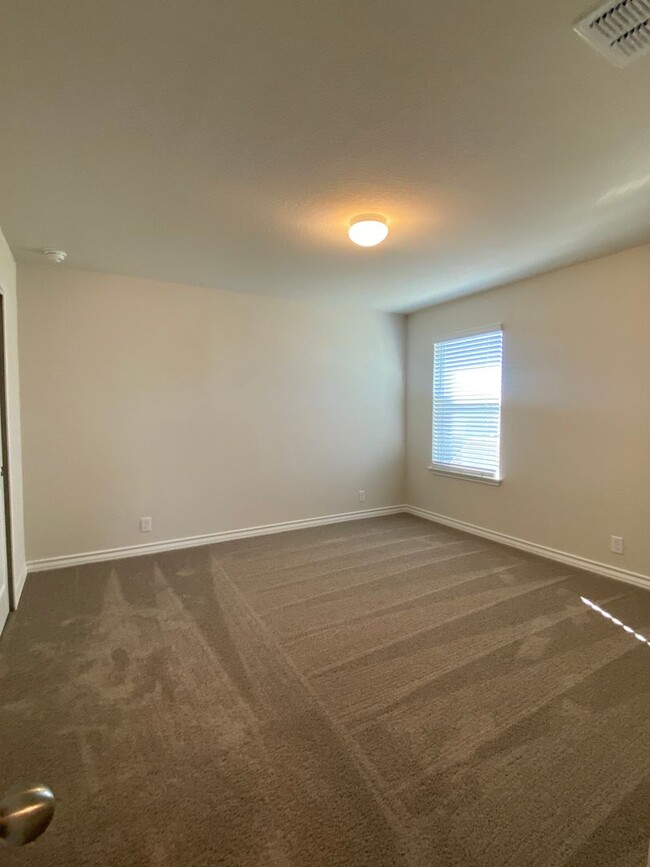 Building Photo - $300 OFF 1ST MONTH RENT IF YOU MOVE IN WIT...