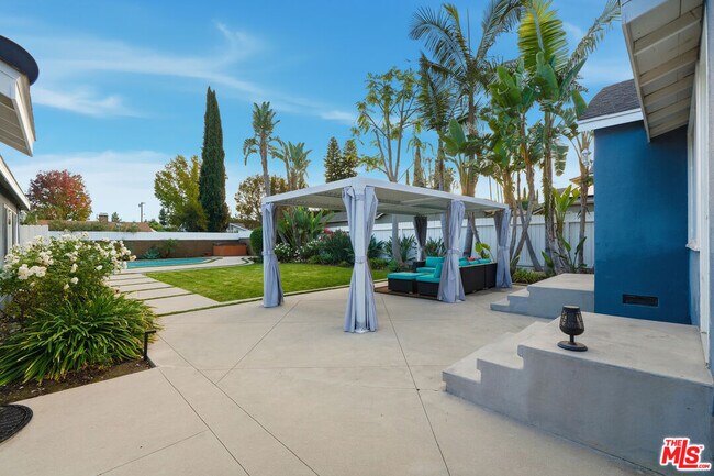 Building Photo - 15040 Hamlin St