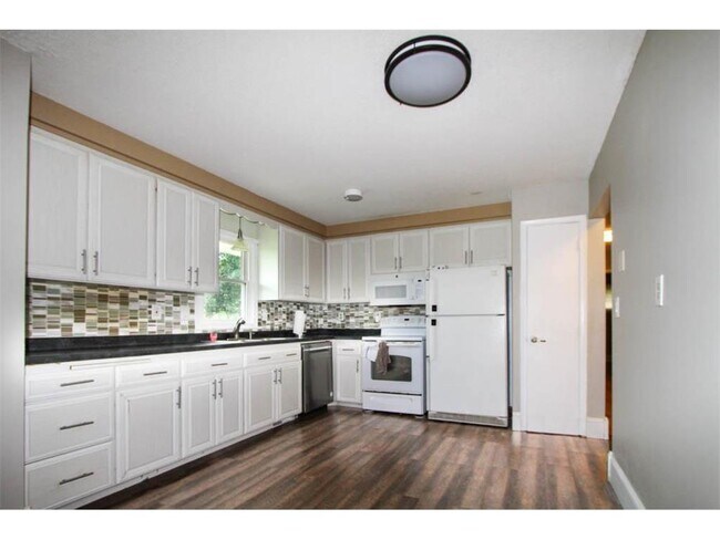 Building Photo - 8613 Zenith Rd