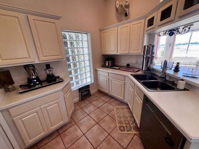 Building Photo - 3 Bedroom 2.5 Bath Cinnamon Bay Home with ...