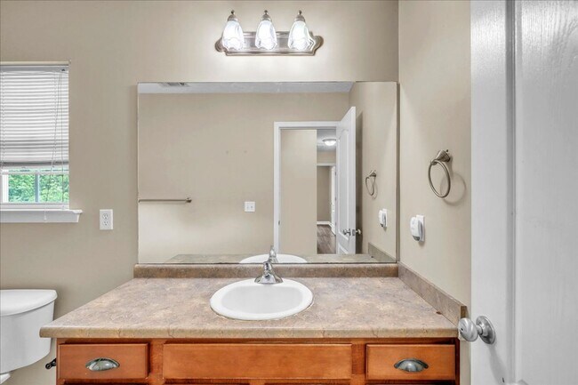 Building Photo - Spacious 4 Bed, 2.5 Bath in White Oak