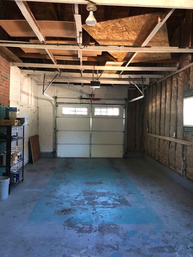 Building Photo - Live Large in the Heart of NW Corvallis!