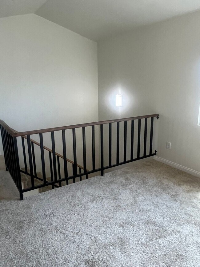 Building Photo - 613 Santa Paula St