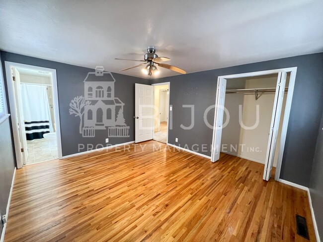 Building Photo - Tri-level Home with Newly Renovated Kitchen