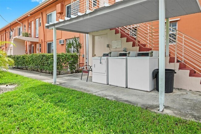 Building Photo - 3571 SW 10th St