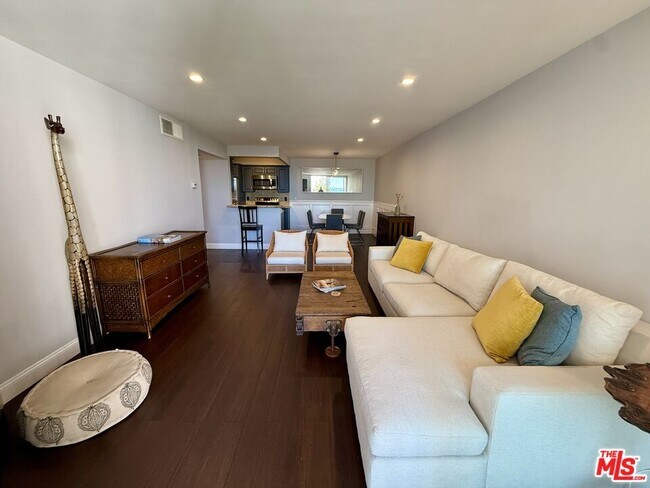 Building Photo - 8530 Holloway Dr