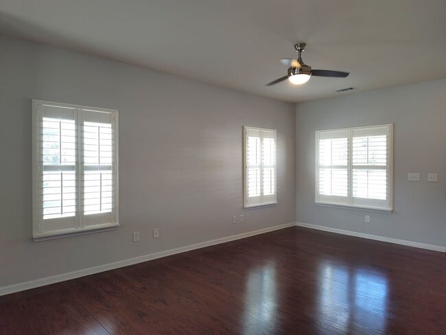 Building Photo - Charming, end-unit, townhome located in the Wrights Crossing Community!
