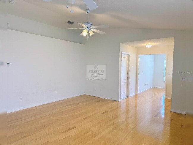 Building Photo - 7851 Foxgrove Dr