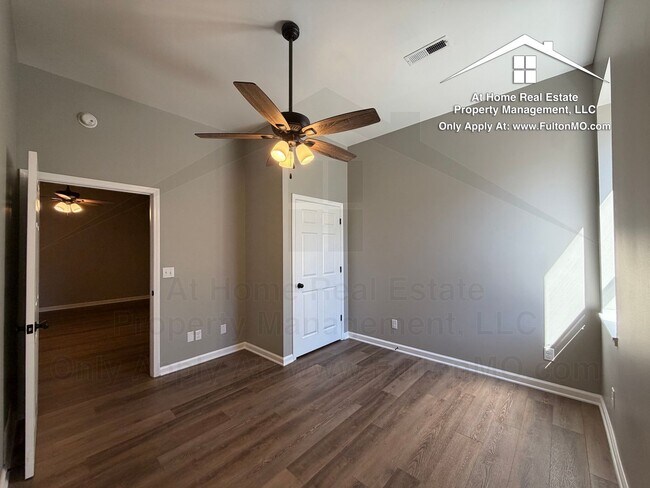 Building Photo - 13 W 5th St