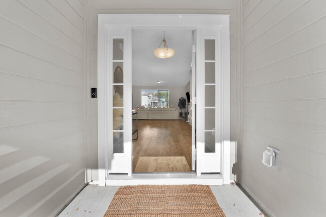 Building Photo - Spacious 5BR/3BA Home with Lagoon View on Quiet Cul-de-Sac!