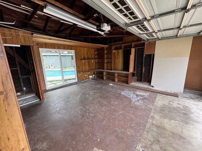 Building Photo - Beautiful 3 bedroom 2 bath Pool Home...  this one is a SHOW STOPPER