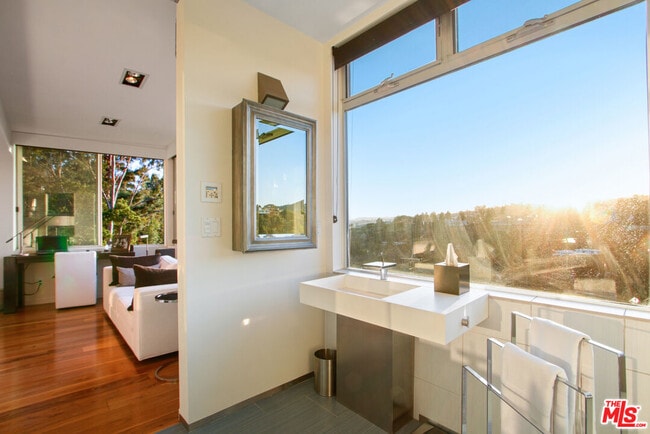 Building Photo - 9416 Beverlycrest Dr