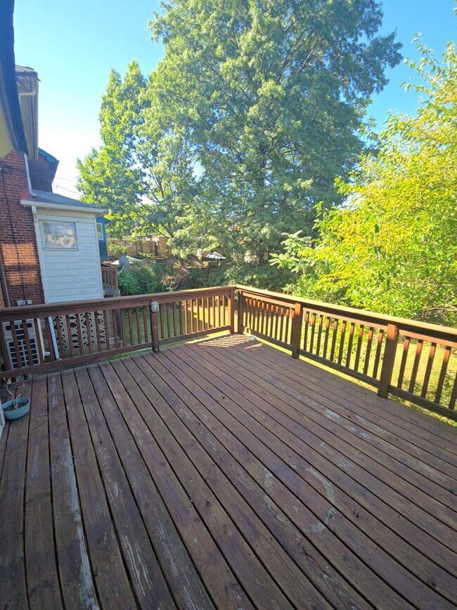 Building Photo - Spacious 3-Bedroom Home w/ Parking & Centr...