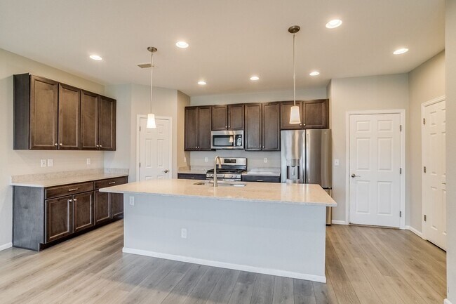 Building Photo - Spacious 4BR Townhome in Denver