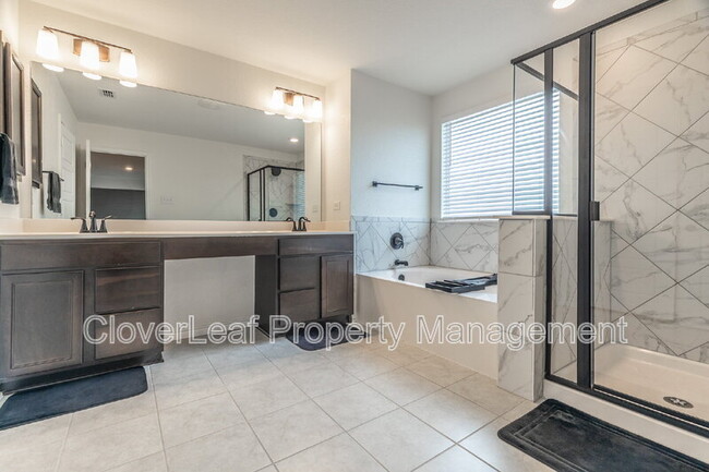 Building Photo - 302 Colonial Blf
