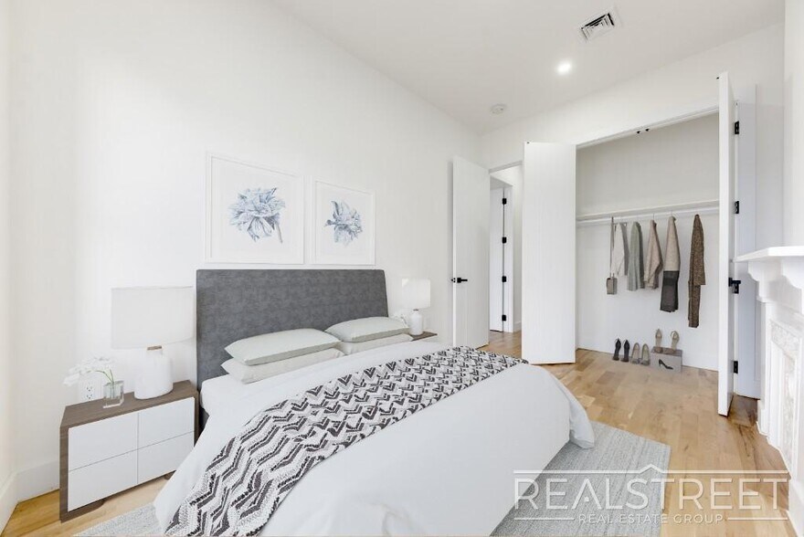 Building Photo - Stunning & Spacious Brand New 4 Bed 3 Bath...