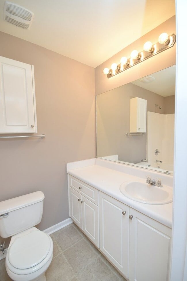 Building Photo - *AVAILABLE NOW* End Unit Town-home with Su...