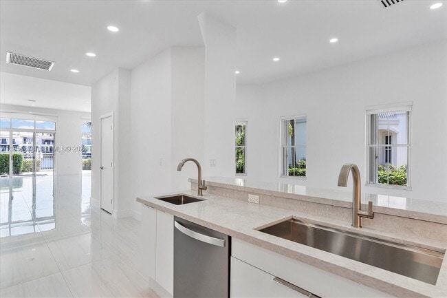 Building Photo - 21301 NE 38th Ave