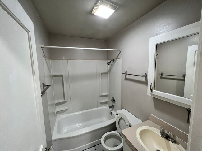 Building Photo - Updated 4 Bed, Across from KSU! Available Aug 1, 2026!