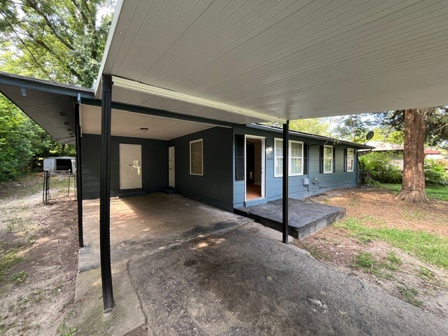 Building Photo - 2468 Vivian Dr