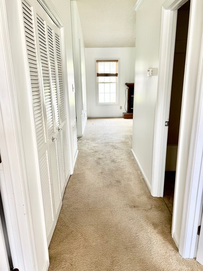 Building Photo - 733 Pinewood Dr