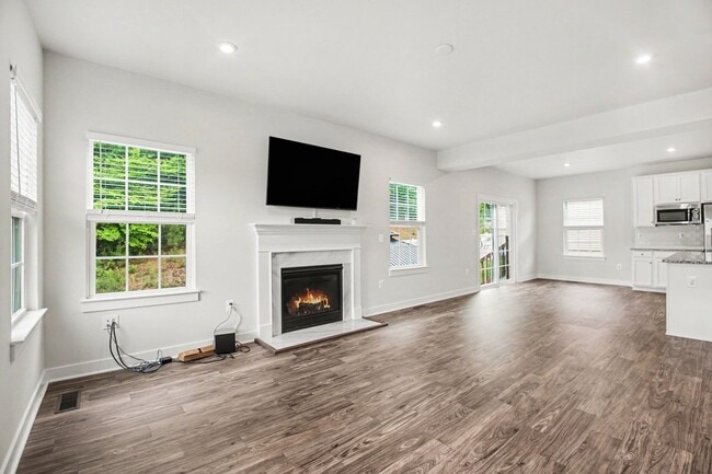 Building Photo - Stunning & Spacious 3-Level Single Family Home in Lees Parke – Move-In Ready!