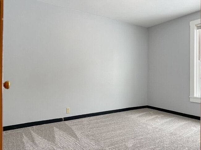Building Photo - 3 bed/ 1 bath Single Family Home on Coffeen!