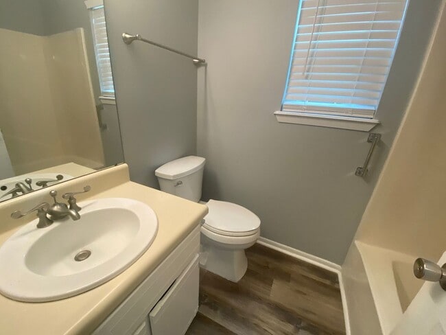 Building Photo - Centrally Located Duplex Unit w/Easy Acces...