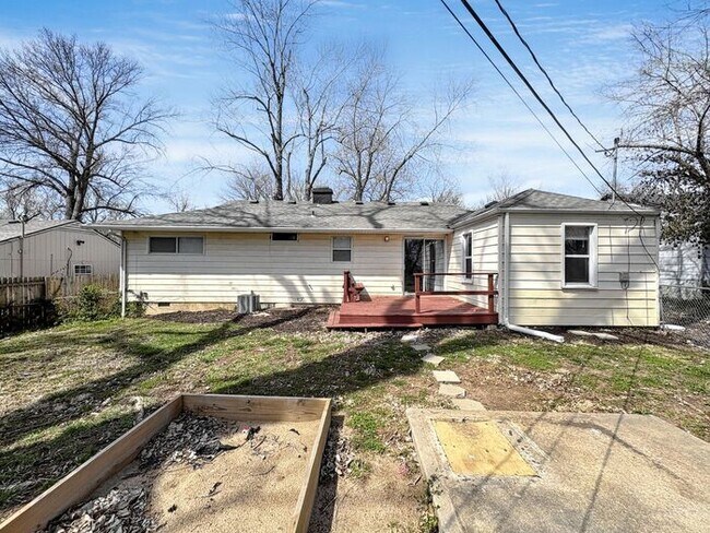 Building Photo - Spacious 4-Bedroom Home in a Prime Locatio...