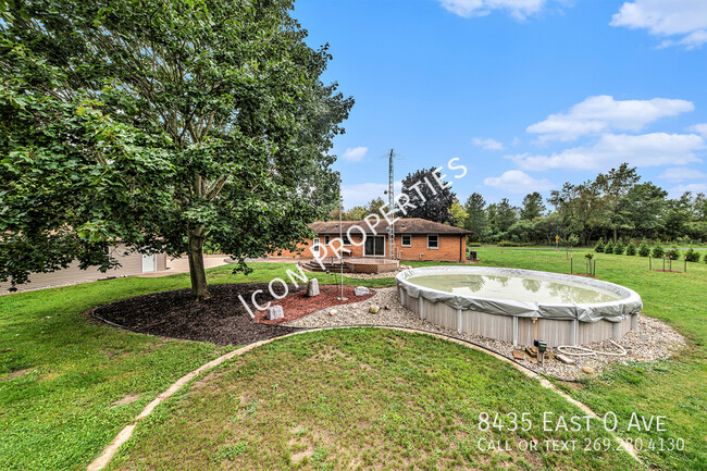 Building Photo - Beautiful Country Home on 19 acres!