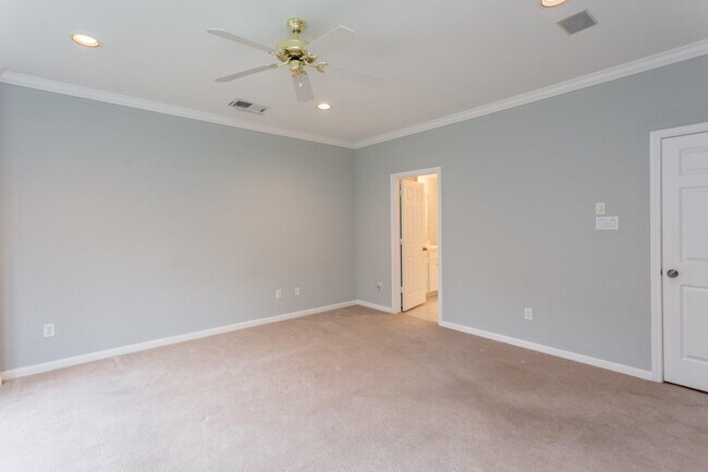 Building Photo - 4611 Oakdale St