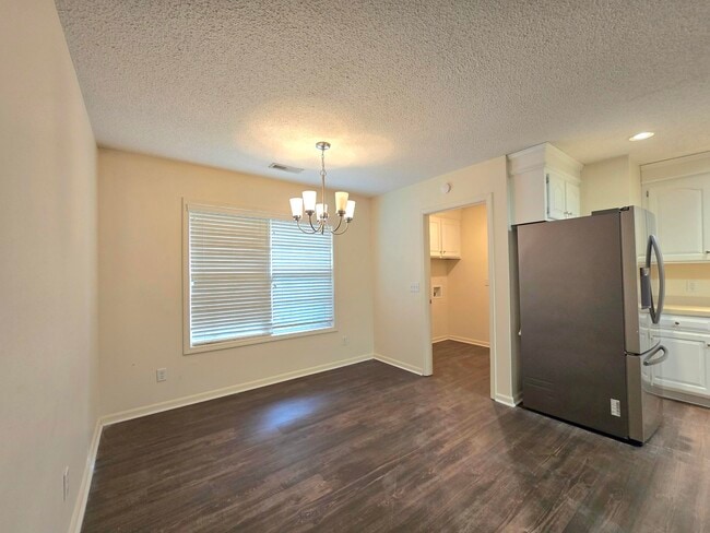 Building Photo - 3682 Beacon Dr