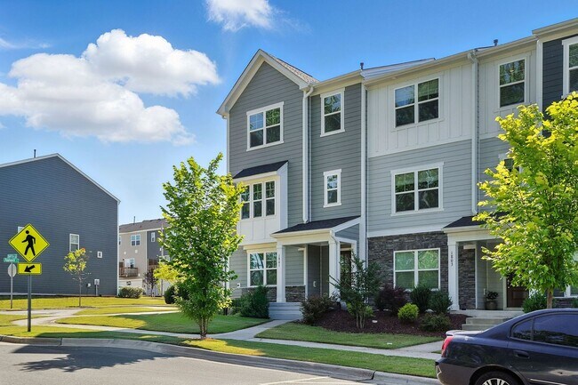 Building Photo - GREAT END UNIT IN CARY! Come see it today!