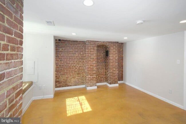 Building Photo - 2721 Ontario Rd NW