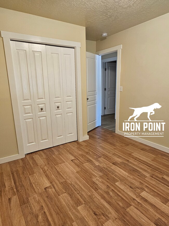 Building Photo - 3bed/2bath w/3 car garage, upstairs bonus room, vaulted ceilings, & fenced yard.
