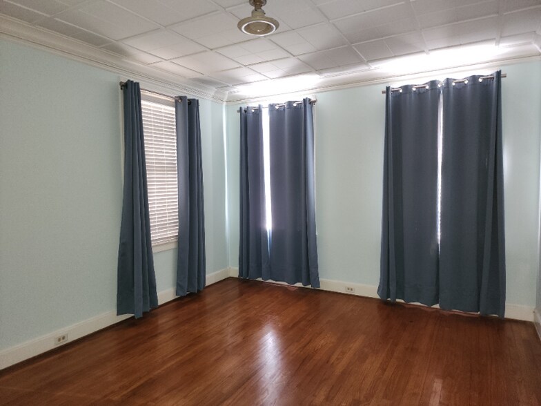 Building Photo - 2408 Dauphin St