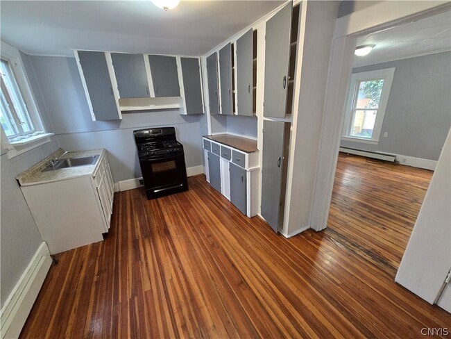 Building Photo - 121 West End Dr