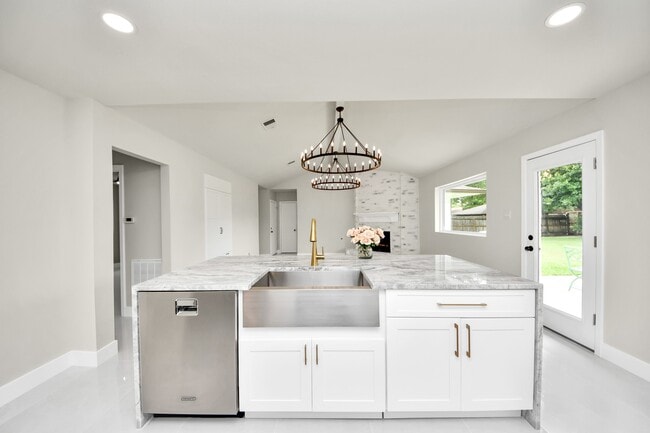 Building Photo - 7403 Shady Arbor Ln