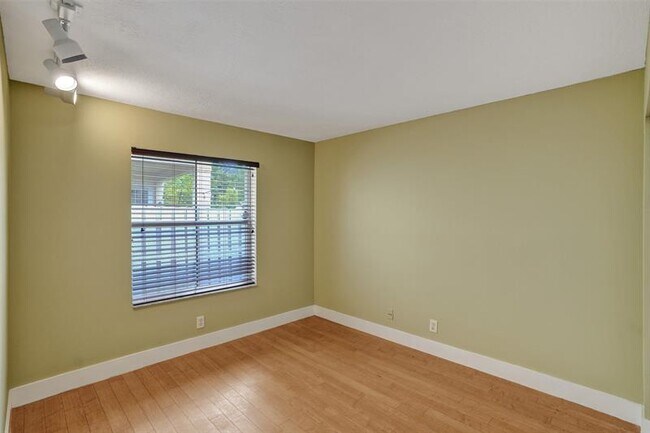 Building Photo - 839 Falling Water Rd