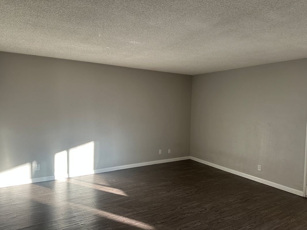 Building Photo - 5840 Hazeltine Ave