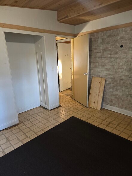 Building Photo - 124 Lakeview Ave