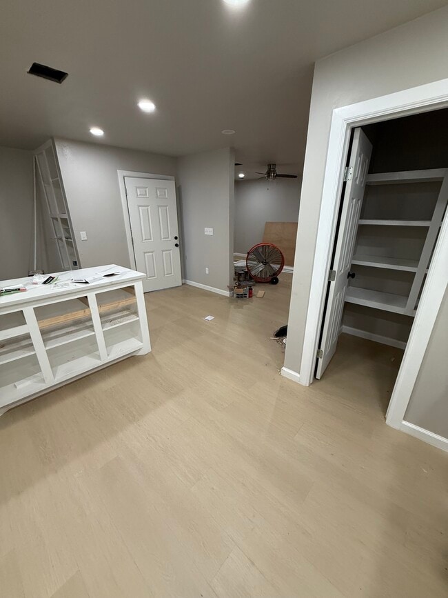 Building Photo - 917 Hillpoint Ln