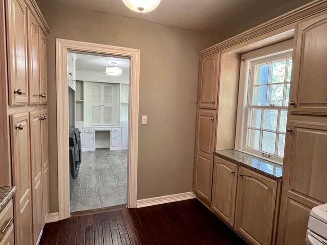 Building Photo - Super Cute 2 Bedroom 1 Bath!!
