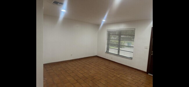 Building Photo - 4900 SW 103rd Pl