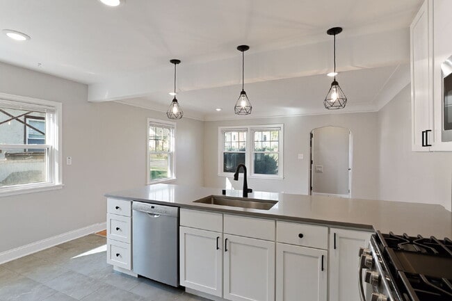 Building Photo - Spacious 4BR/2BA Duplex — Available August...