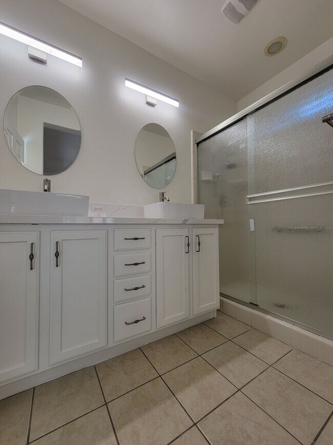 Building Photo - 3 bedroom 2.5 bathroom in desirable NW Visalia Bella Sera gated community!