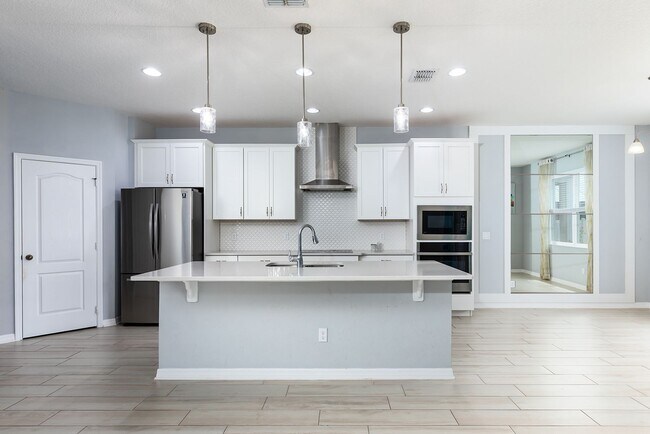 Building Photo - PRATICALLY BRAND NEW HOME IN GATED COMMUNITY!